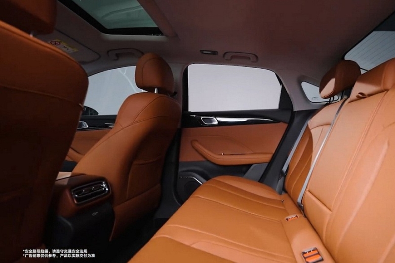 Седан Geely Emgrand нового поколения: показан интерьер