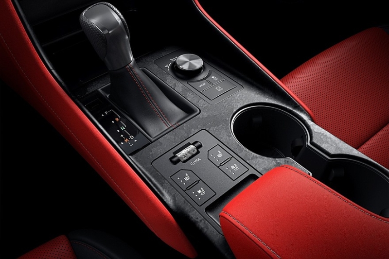 Стареющий Lexus IS опять обновлён: без V8, но с новым салоном и доработанным шасси