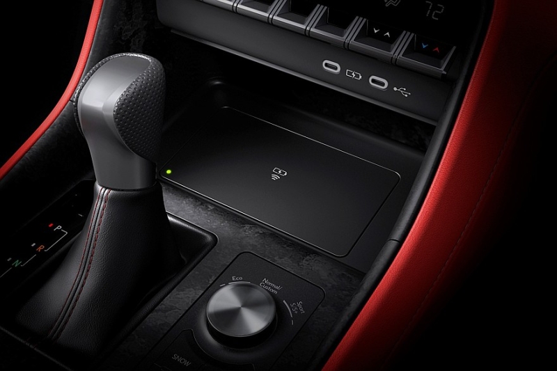 Стареющий Lexus IS опять обновлён: без V8, но с новым салоном и доработанным шасси