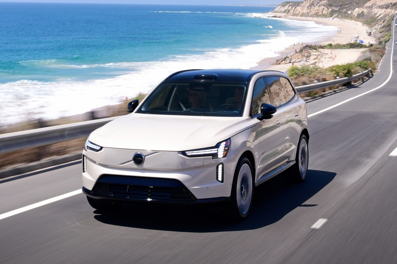 Трёхрядный кроссовер Volvo EX90 получил технические обновки: теперь он заряжается быстрее