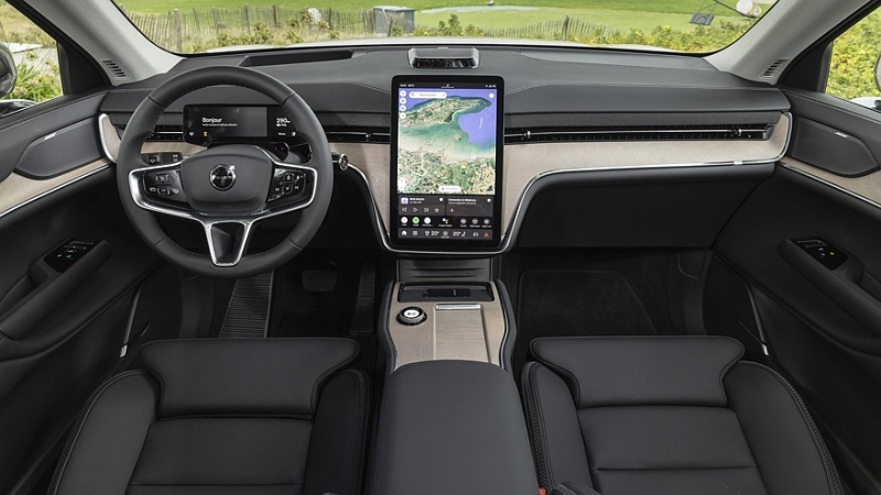 Трёхрядный кроссовер Volvo EX90 получил технические обновки: теперь он заряжается быстрее