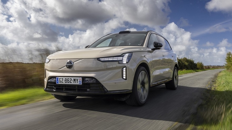 Трёхрядный кроссовер Volvo EX90 получил технические обновки: теперь он заряжается быстрее