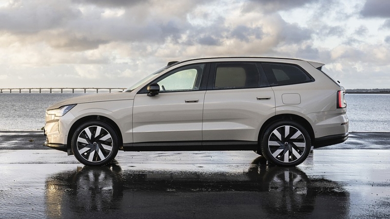 Трёхрядный кроссовер Volvo EX90 получил технические обновки: теперь он заряжается быстрее