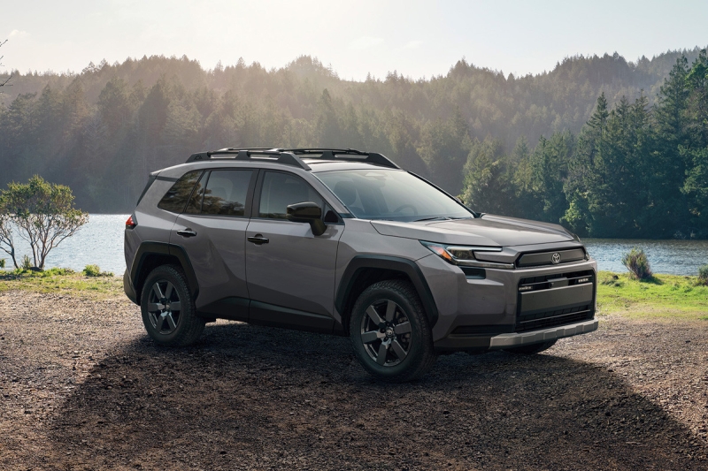 У Toyota Land Cruiser Prado и RAV4 могут появиться электрические версии