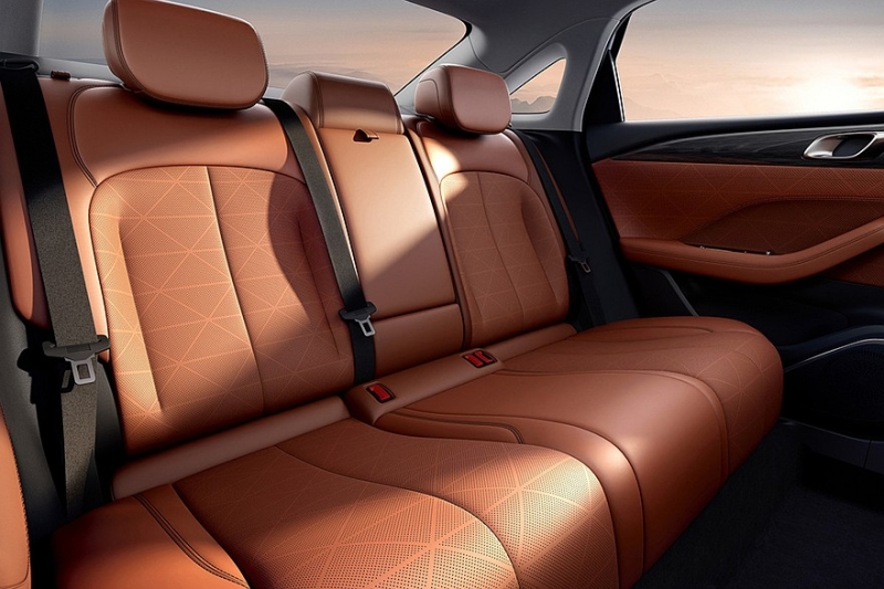 Geely Emgrand нового поколения показали на свежих официальных фото