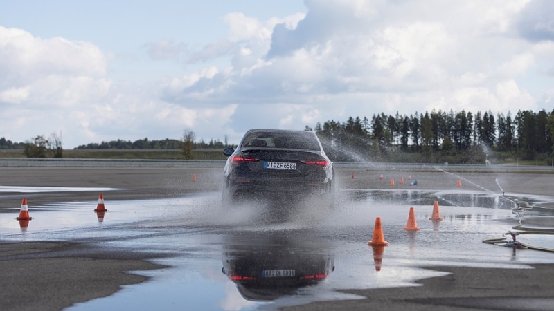Головной автополигон Mercedes-Benz получил новый центр испытаний светотехники