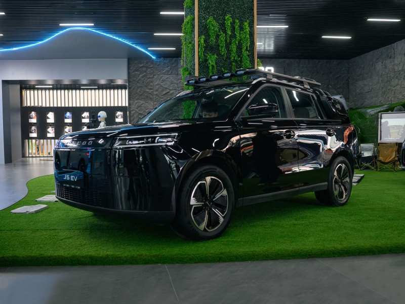 Jaecoo представил электрокар J5 BEV для поездок с питомцами