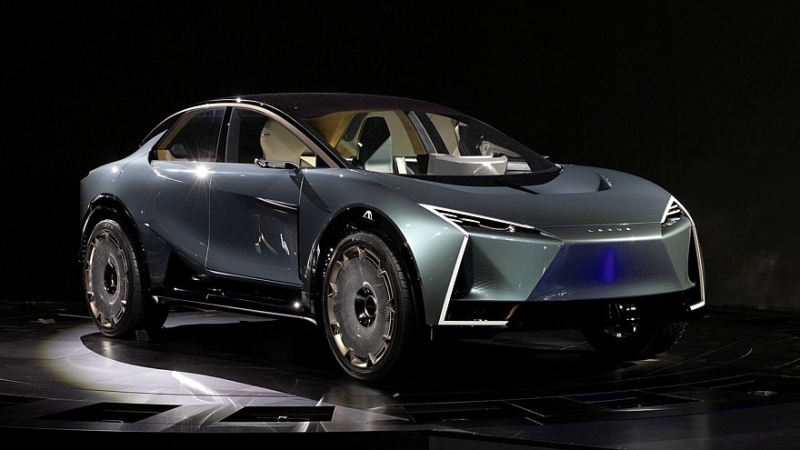 Lexus ищет новые форматы для флагманской модели LS, а новый суперкар показал интерьер