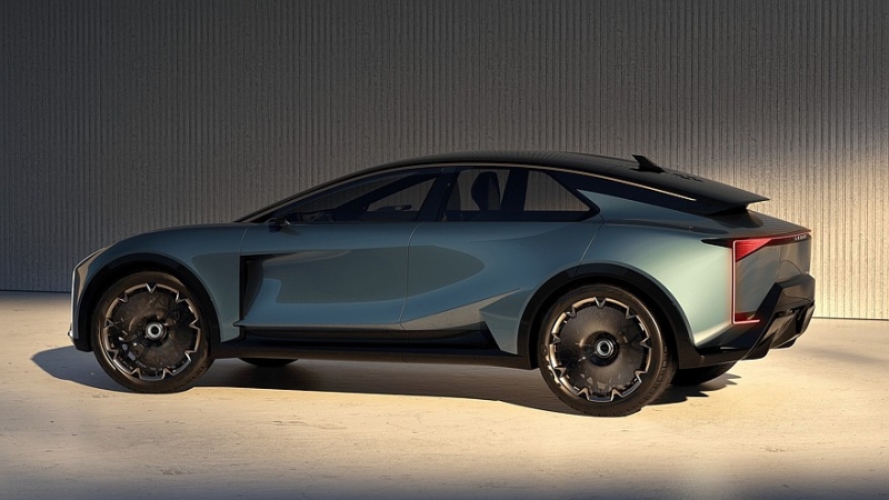 Lexus ищет новые форматы для флагманской модели LS, а новый суперкар показал интерьер