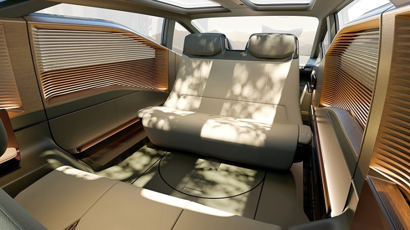 Lexus ищет новые форматы для флагманской модели LS, а новый суперкар показал интерьер