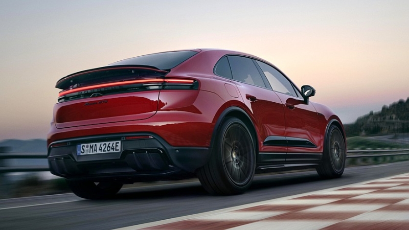 Porsche Macan EV обзавёлся драйверской версией GTS: заниженная подвеска и яркий декор