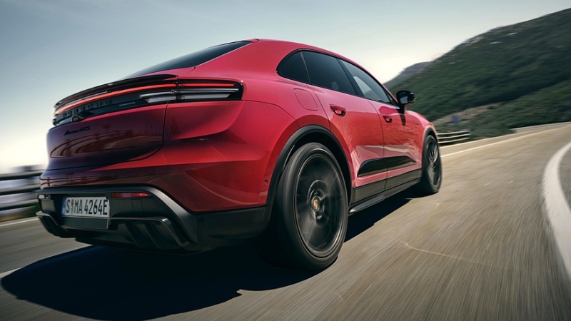 Porsche Macan EV обзавёлся драйверской версией GTS: заниженная подвеска и яркий декор