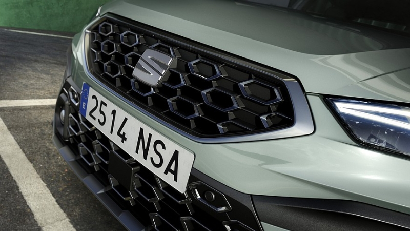 Seat обновил родственные кроссовер Arona и хэтчбек Ibiza: свежий дизайн и прежняя техника