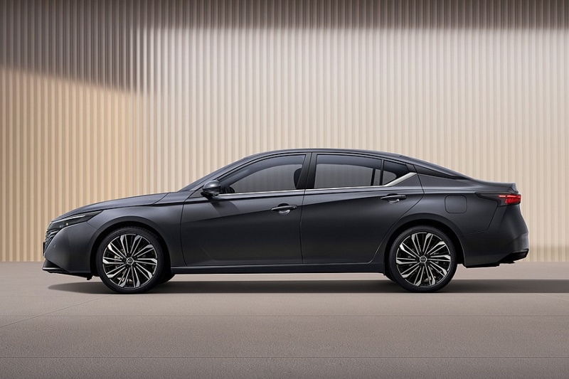 Седан Nissan Teana показал свой новый интерьер