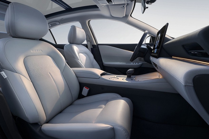 Седан Nissan Teana показал свой новый интерьер