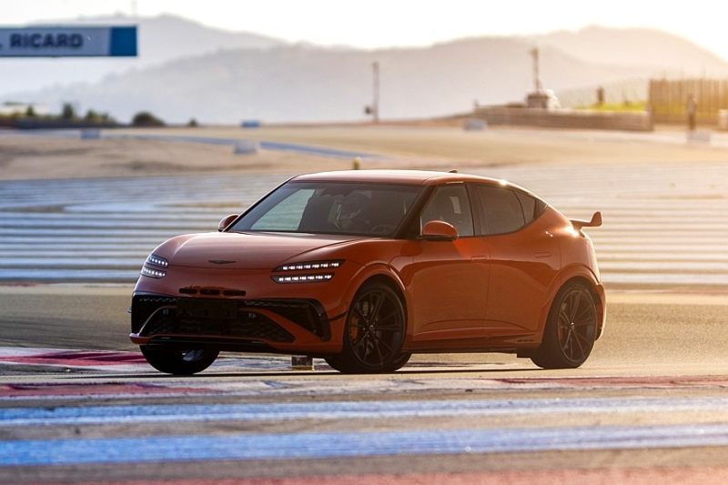 Две новинки от Genesis: серийный спортивный кроссовер GV60 Magma и будущий суперкар