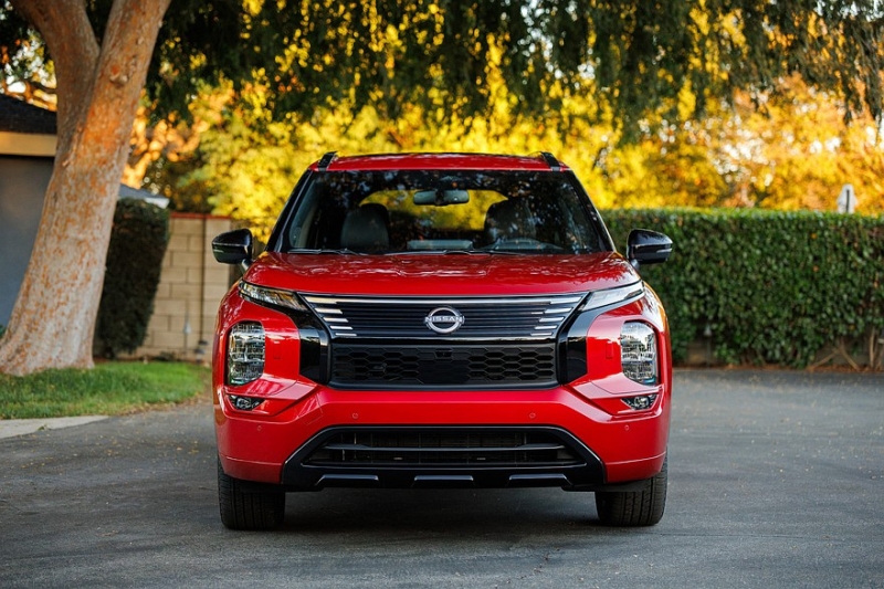 Не заморачивались: представлен Nissan Rogue PHEV, он же чуть переделанный Mitsubishi Outlander