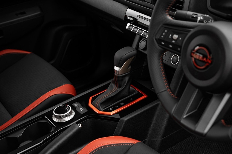 Новый пикап Nissan Navara на базе Mitsubishi L200: топовый дизель и только полный привод