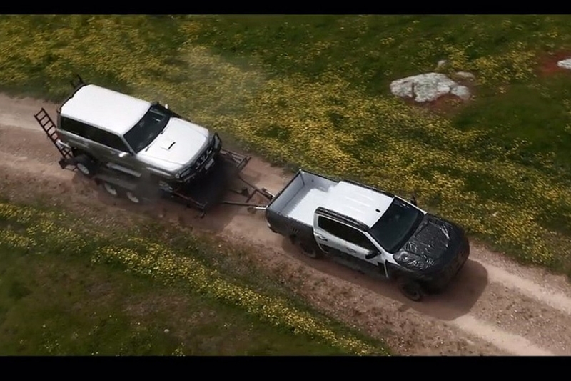 Пикап Nissan Navara на базе Mitsubishi L200: новые тизеры перед скорой премьерой