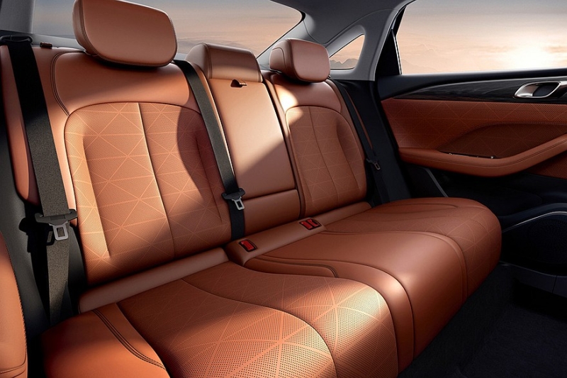 Седан Geely Emgrand нового поколения предложен с двумя моторами на выбор