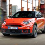 Спортивный кроссовер Abarth 600e стал ярче и подешевел к 2026 модельному году