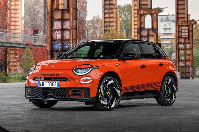 Спортивный кроссовер Abarth 600e стал ярче и подешевел к 2026 модельному году