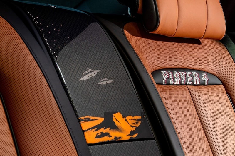 Впал в детство: Rolls-Royce Ghost получил пиксельный декор в стиле винтажных видеоигр