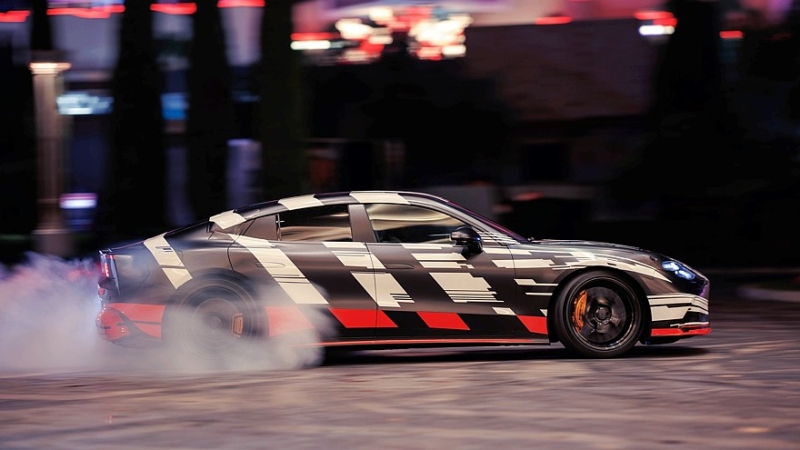 Усатый Брэд Питт покрутил новый Mercedes-AMG GT 4-door Coupe и стал его лицом